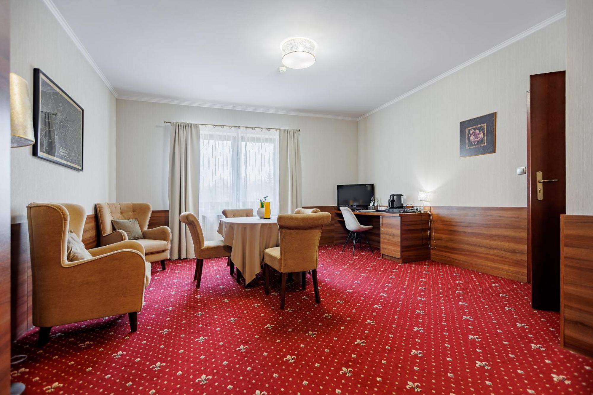 Hotel Cristal Park Dabrowa Tarnowska Bagian luar foto