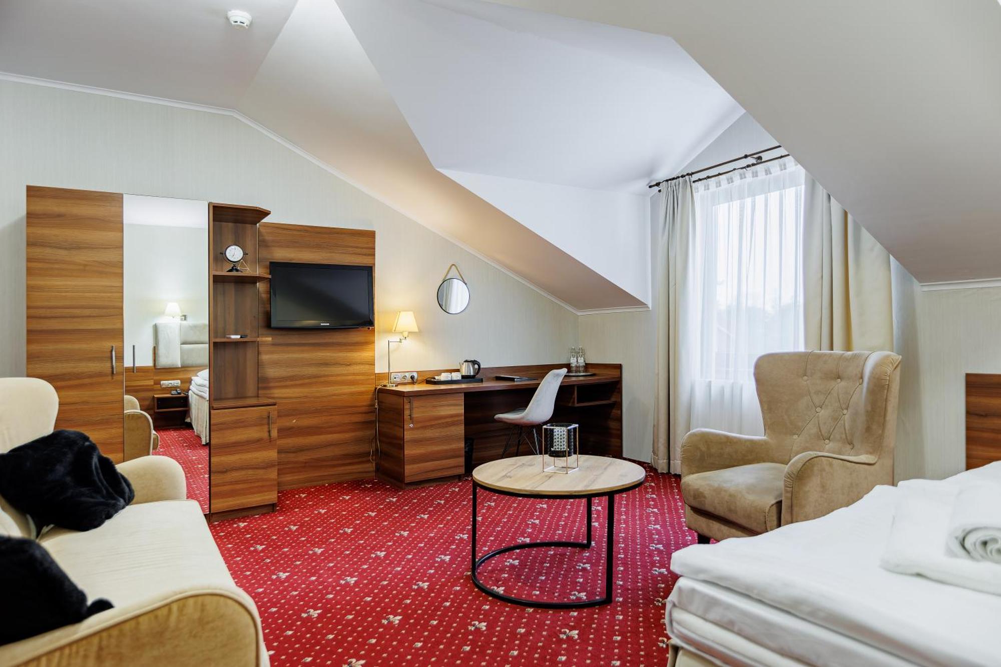 Hotel Cristal Park Dabrowa Tarnowska Bagian luar foto