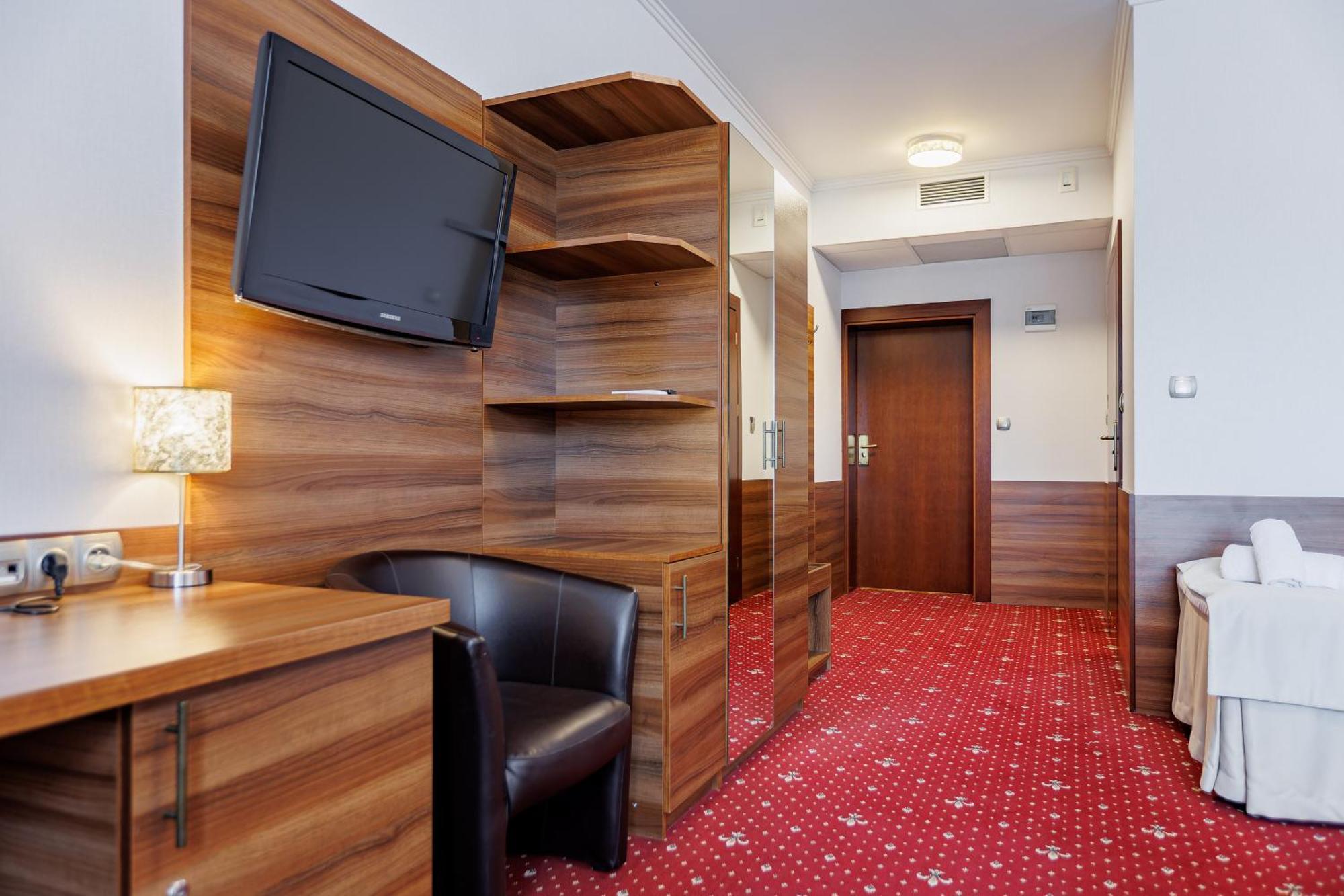 Hotel Cristal Park Dabrowa Tarnowska Bagian luar foto