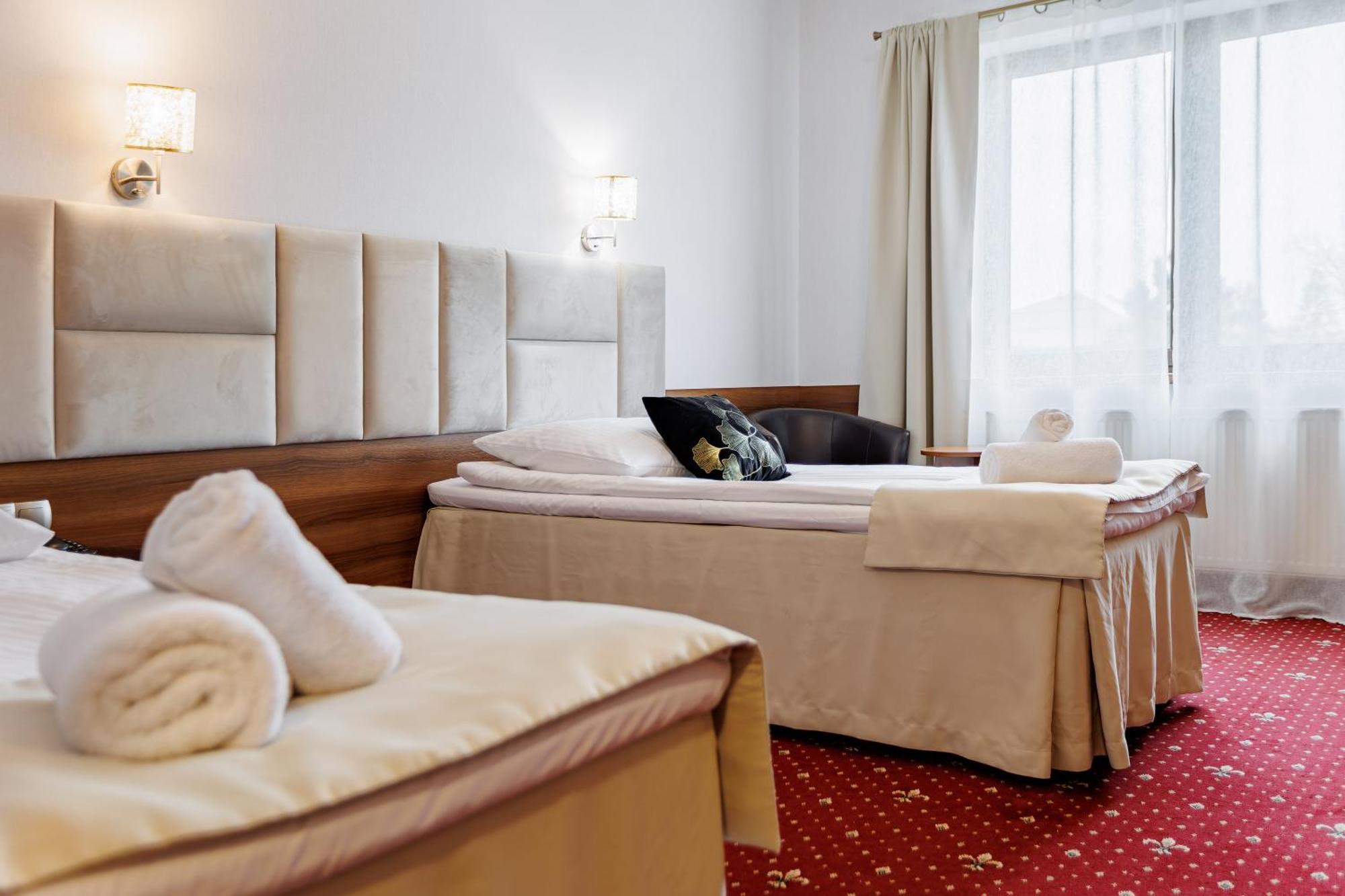 Hotel Cristal Park Dabrowa Tarnowska Bagian luar foto