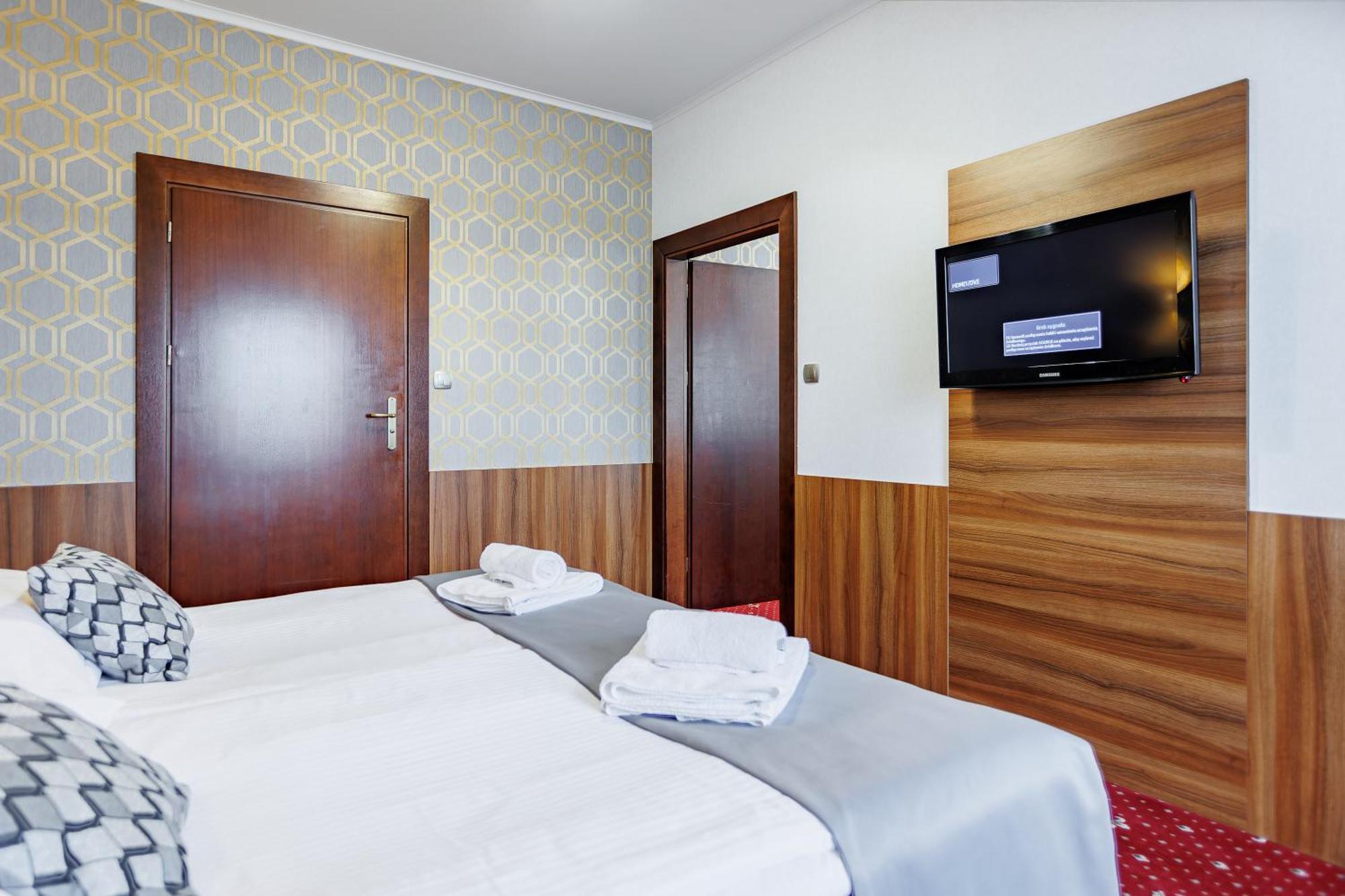 Hotel Cristal Park Dabrowa Tarnowska Bagian luar foto
