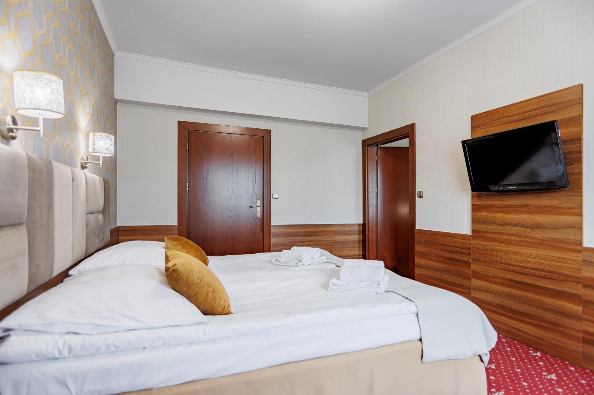 Hotel Cristal Park Dabrowa Tarnowska Bagian luar foto