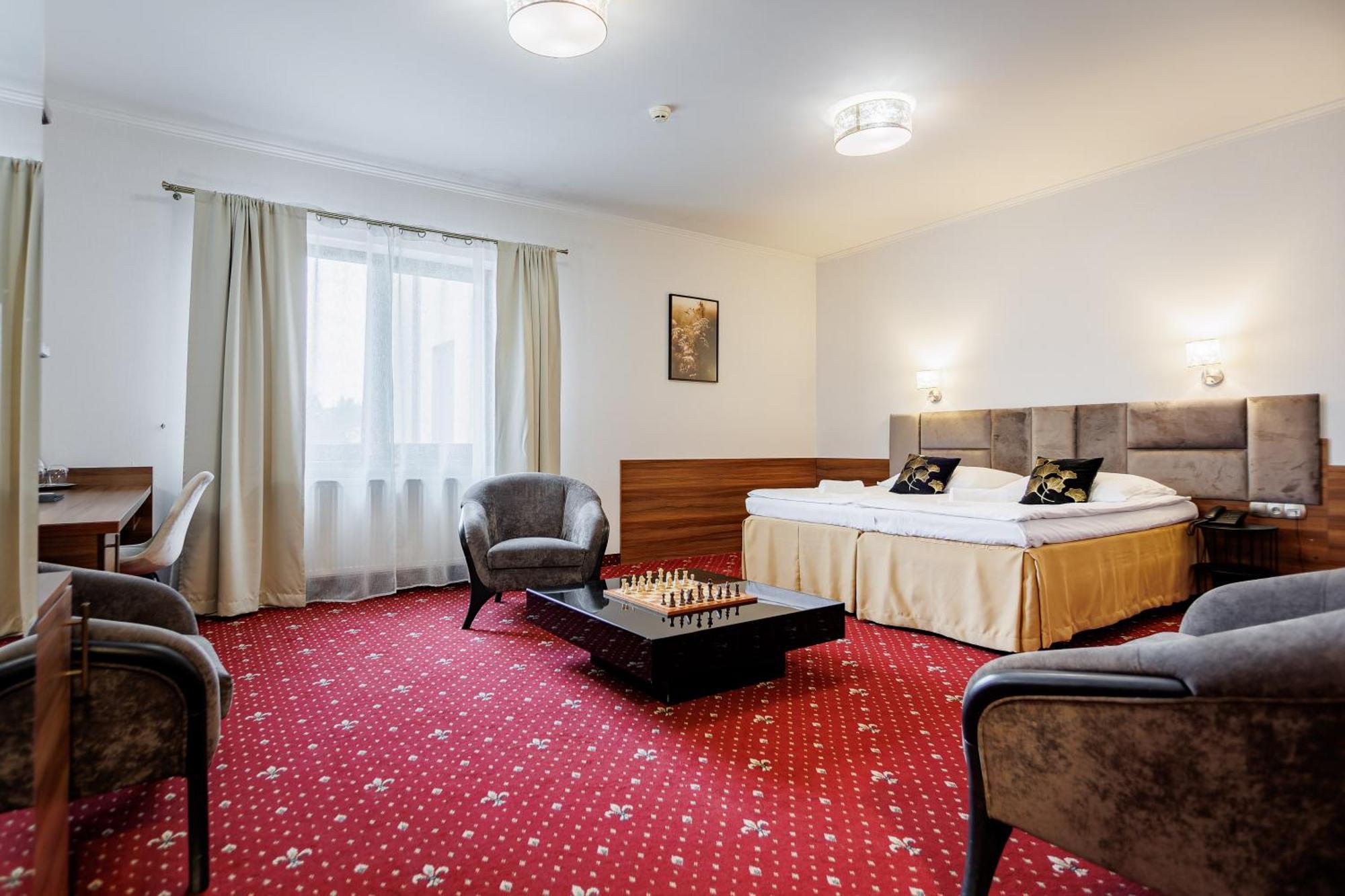Hotel Cristal Park Dabrowa Tarnowska Bagian luar foto