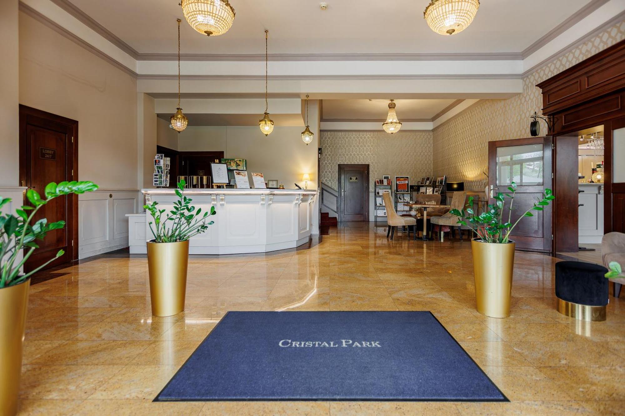 Hotel Cristal Park Dabrowa Tarnowska Bagian luar foto