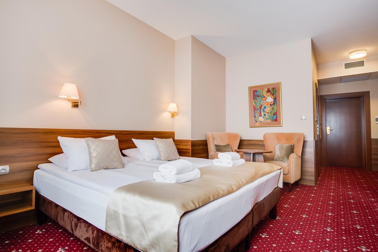 Hotel Cristal Park Dabrowa Tarnowska Bagian luar foto